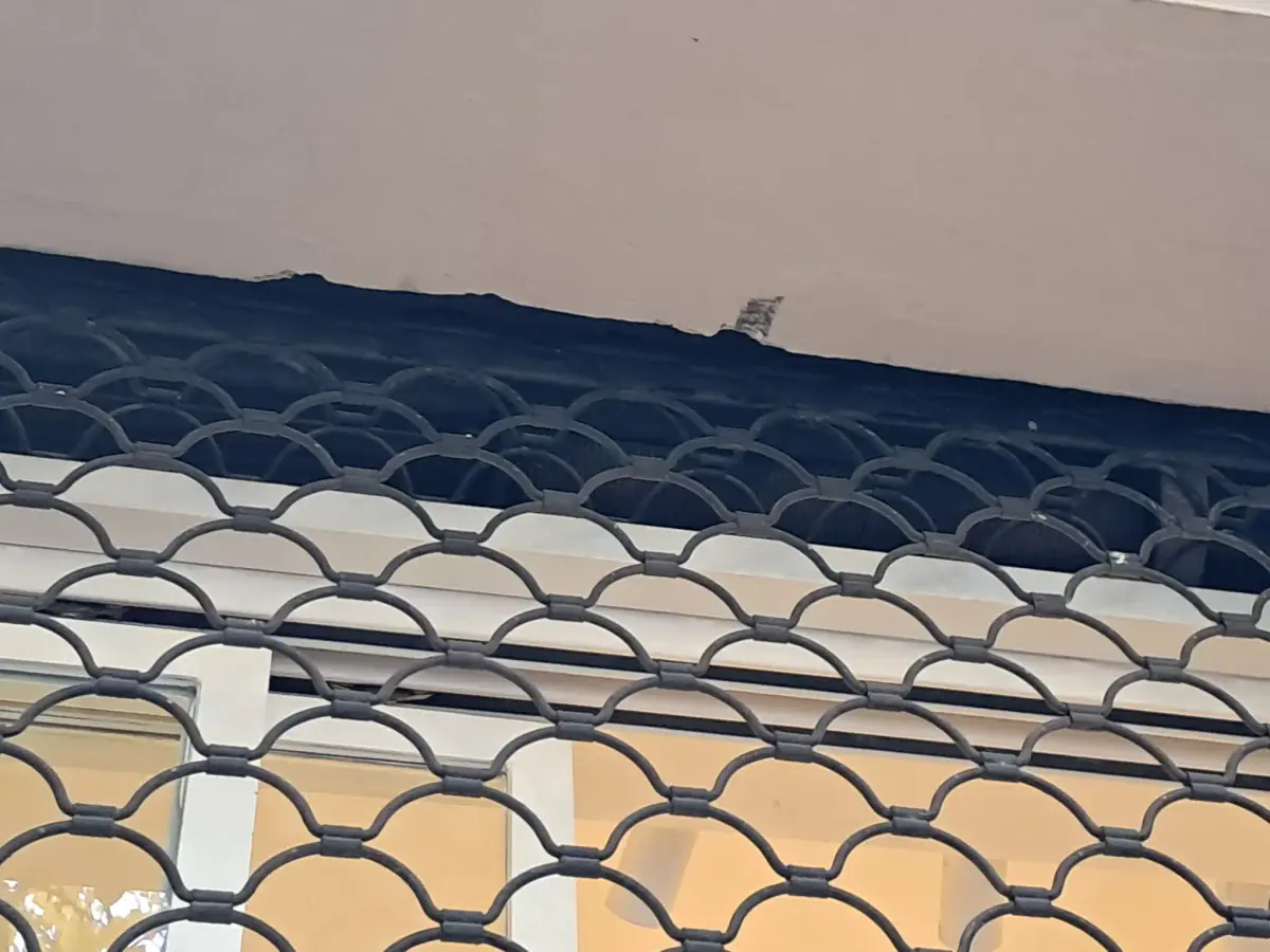Reja de hierro forjado instalada como cerramiento de seguridad